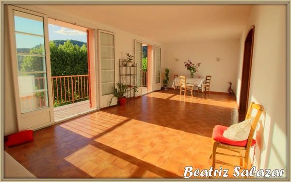 Appartement à 3 mn à pied du centre ville de Digne. Joli et lumineux T3 de 78 m² avec grand balcon, garage, parking et cave.