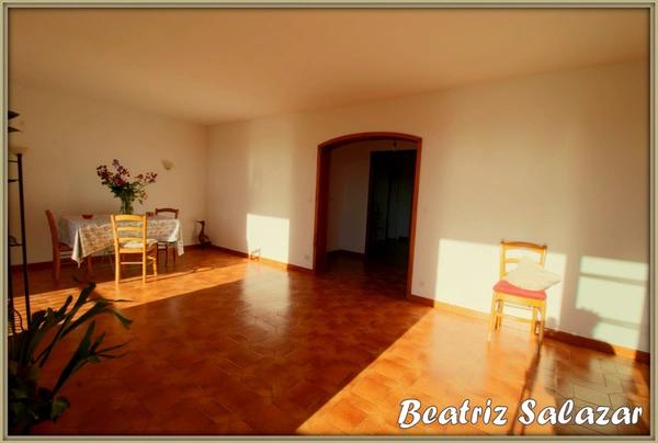 Appartement à 3 mn à pied du centre ville de Digne. Joli et lumineux T3 de 78 m² avec grand balcon, garage, parking et cave.