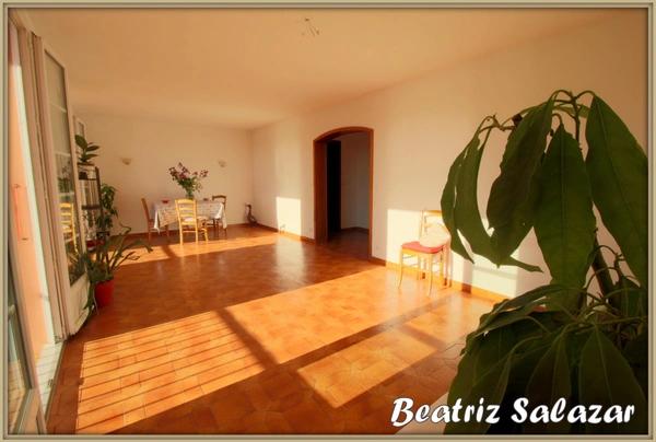 Appartement à 3 mn à pied du centre ville de Digne. Joli et lumineux T3 de 78 m² avec grand balcon, garage, parking et cave.