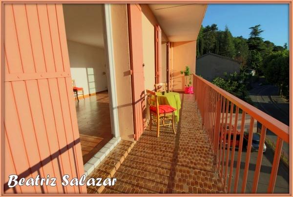 Appartement à 3 mn à pied du centre ville de Digne. Joli et lumineux T3 de 78 m² avec grand balcon, garage, parking et cave.