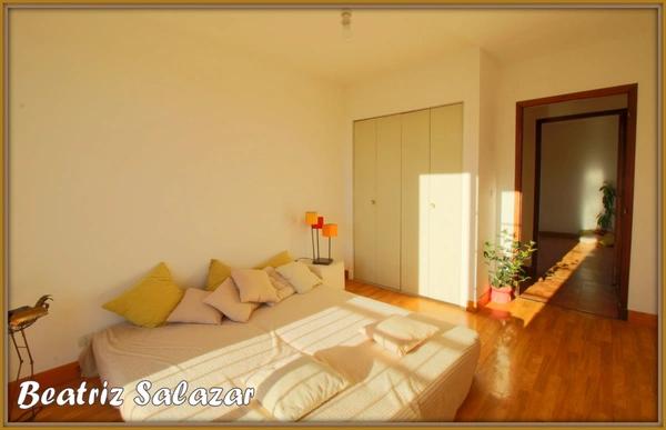 Appartement à 3 mn à pied du centre ville de Digne. Joli et lumineux T3 de 78 m² avec grand balcon, garage, parking et cave.