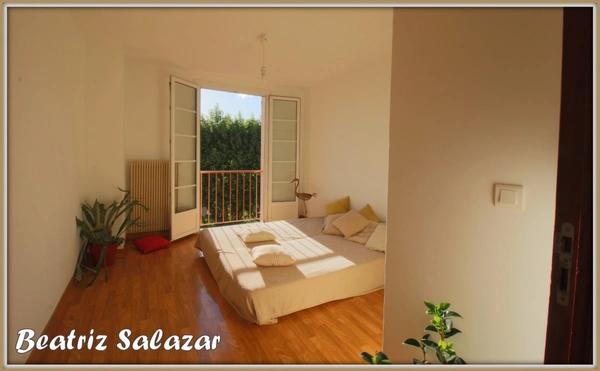 Appartement à 3 mn à pied du centre ville de Digne. Joli et lumineux T3 de 78 m² avec grand balcon, garage, parking et cave.