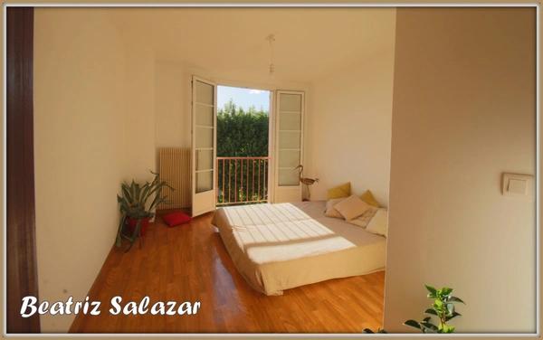 Appartement à 3 mn à pied du centre ville de Digne. Joli et lumineux T3 de 78 m² avec grand balcon, garage, parking et cave.