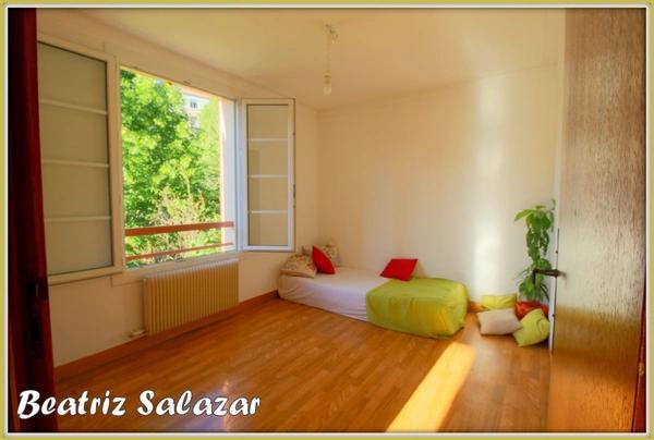 Appartement à 3 mn à pied du centre ville de Digne. Joli et lumineux T3 de 78 m² avec grand balcon, garage, parking et cave.