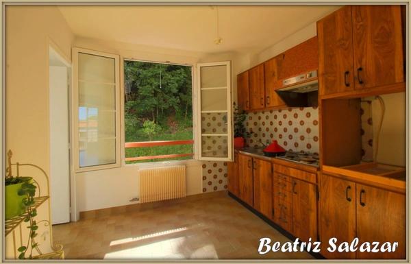 Appartement à 3 mn à pied du centre ville de Digne. Joli et lumineux T3 de 78 m² avec grand balcon, garage, parking et cave.