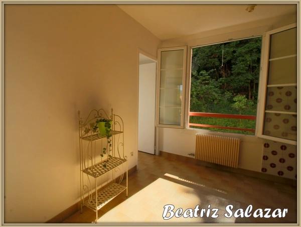 Appartement à 3 mn à pied du centre ville de Digne. Joli et lumineux T3 de 78 m² avec grand balcon, garage, parking et cave.