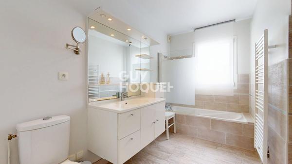 A 300 METRES DE LA PLAGE, Maison contemporaine de 10 pièces principales sur 228 m² habitables.