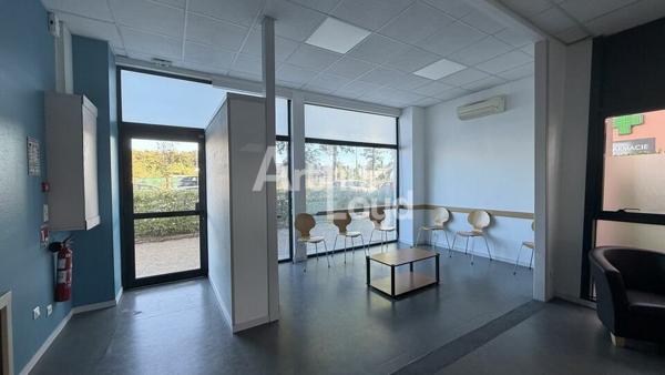 À LOUER : BUREAUX D'ENVIRON 70,19 m² - REZ DE CHAUSSÉE - 2 PARKINGS - ZONE FRANCHE HAOUZA
