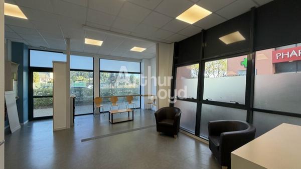 À LOUER : BUREAUX D'ENVIRON 70,19 m² - REZ DE CHAUSSÉE - 2 PARKINGS - ZONE FRANCHE HAOUZA