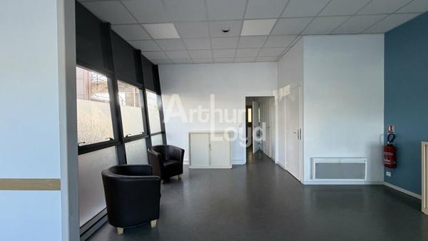 À LOUER : BUREAUX D'ENVIRON 70,19 m² - REZ DE CHAUSSÉE - 2 PARKINGS - ZONE FRANCHE HAOUZA