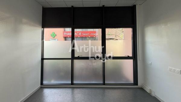 À LOUER : BUREAUX D'ENVIRON 70,19 m² - REZ DE CHAUSSÉE - 2 PARKINGS - ZONE FRANCHE HAOUZA