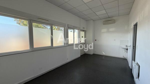 À LOUER : BUREAUX D'ENVIRON 70,19 m² - REZ DE CHAUSSÉE - 2 PARKINGS - ZONE FRANCHE HAOUZA