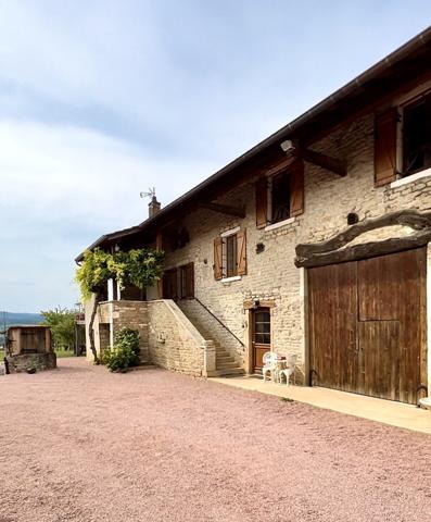 SUPERBE MAISON AVEC VUE IMPRENABLE SUR LES MONTS DU MACONNAIS