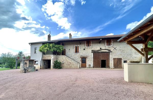 SUPERBE MAISON AVEC VUE IMPRENABLE SUR LES MONTS DU MACONNAIS