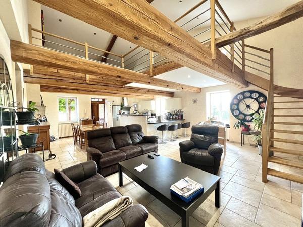 SUPERBE MAISON AVEC VUE IMPRENABLE SUR LES MONTS DU MACONNAIS