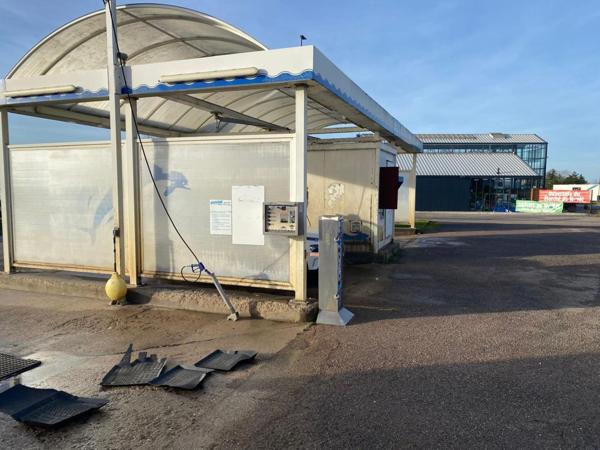 centre de lavages situé dans une zone commerciale, entre un NOZ et un Concessionnaire de motos