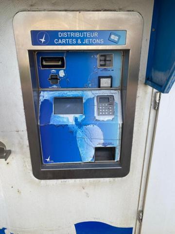 centre de lavages situé dans une zone commerciale, entre un NOZ et un Concessionnaire de motos