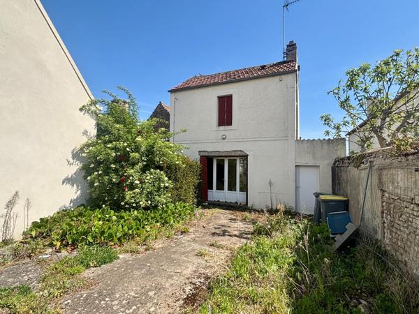 BLAINVILLE/ORNE. Maison avec terrain à restaurer.