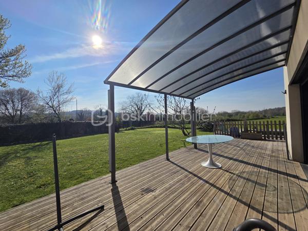 Découvrez cette maison contemporaine de 93 m² construite en 2016, idéale pour ceux recherchant un cadre serein au cœur de la ville. Profitez du confort d'une vie moderne avec deux terrasses spacieuses et une piscine privée, parfaites pour des moments de détente en famille ou entre amis.

Cette demeure élégante s'étend sur 4 pièces lumineuses, incluant un séjour convivial et une cuisine ouverte. Bien pensée, elle offre des finitions de qualité et des espaces optimisés garantissant un confort de vie inégalé.

À l'extérieur, sans vis-à-vis, chaque terrasse invite à savourer des instants ensoleillés. L'environnement calme et les 4 emplacements de parking assurent une tranquillité d'esprit ainsi qu'une accessibilité aisée.

Bien que située en dehors de toute copropriété, cette propriété bénéficie d'un emplacement qui permet un accès facile aux commodités urbaines.

Assimilez dès aujourd'hui le plaisir de résider dans un lieu aussi exceptionnel, proposé par Miguel Ribeiro. Ne manquez pas l'opportunité de faire de cette maison votre foyer !