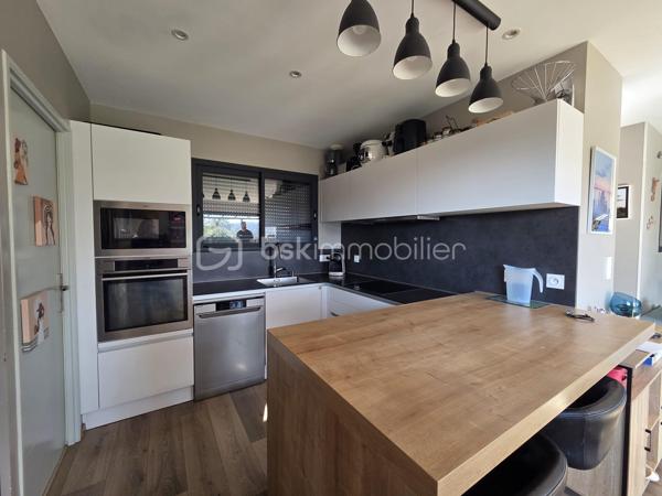 Découvrez cette maison contemporaine de 93 m² construite en 2016, idéale pour ceux recherchant un cadre serein au cœur de la ville. Profitez du confort d'une vie moderne avec deux terrasses spacieuses et une piscine privée, parfaites pour des moments de détente en famille ou entre amis.

Cette demeure élégante s'étend sur 4 pièces lumineuses, incluant un séjour convivial et une cuisine ouverte. Bien pensée, elle offre des finitions de qualité et des espaces optimisés garantissant un confort de vie inégalé.

À l'extérieur, sans vis-à-vis, chaque terrasse invite à savourer des instants ensoleillés. L'environnement calme et les 4 emplacements de parking assurent une tranquillité d'esprit ainsi qu'une accessibilité aisée.

Bien que située en dehors de toute copropriété, cette propriété bénéficie d'un emplacement qui permet un accès facile aux commodités urbaines.

Assimilez dès aujourd'hui le plaisir de résider dans un lieu aussi exceptionnel, proposé par Miguel Ribeiro. Ne manquez pas l'opportunité de faire de cette maison votre foyer !
