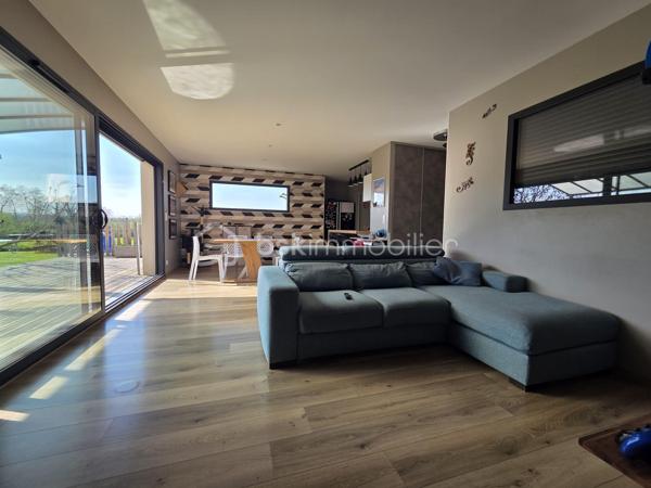 Découvrez cette maison contemporaine de 93 m² construite en 2016, idéale pour ceux recherchant un cadre serein au cœur de la ville. Profitez du confort d'une vie moderne avec deux terrasses spacieuses et une piscine privée, parfaites pour des moments de détente en famille ou entre amis.

Cette demeure élégante s'étend sur 4 pièces lumineuses, incluant un séjour convivial et une cuisine ouverte. Bien pensée, elle offre des finitions de qualité et des espaces optimisés garantissant un confort de vie inégalé.

À l'extérieur, sans vis-à-vis, chaque terrasse invite à savourer des instants ensoleillés. L'environnement calme et les 4 emplacements de parking assurent une tranquillité d'esprit ainsi qu'une accessibilité aisée.

Bien que située en dehors de toute copropriété, cette propriété bénéficie d'un emplacement qui permet un accès facile aux commodités urbaines.

Assimilez dès aujourd'hui le plaisir de résider dans un lieu aussi exceptionnel, proposé par Miguel Ribeiro. Ne manquez pas l'opportunité de faire de cette maison votre foyer !