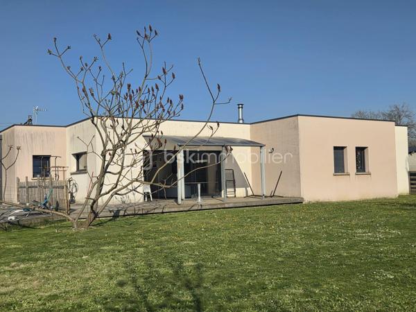 Découvrez cette maison contemporaine de 93 m² construite en 2016, idéale pour ceux recherchant un cadre serein au cœur de la ville. Profitez du confort d'une vie moderne avec deux terrasses spacieuses et une piscine privée, parfaites pour des moments de détente en famille ou entre amis.

Cette demeure élégante s'étend sur 4 pièces lumineuses, incluant un séjour convivial et une cuisine ouverte. Bien pensée, elle offre des finitions de qualité et des espaces optimisés garantissant un confort de vie inégalé.

À l'extérieur, sans vis-à-vis, chaque terrasse invite à savourer des instants ensoleillés. L'environnement calme et les 4 emplacements de parking assurent une tranquillité d'esprit ainsi qu'une accessibilité aisée.

Bien que située en dehors de toute copropriété, cette propriété bénéficie d'un emplacement qui permet un accès facile aux commodités urbaines.

Assimilez dès aujourd'hui le plaisir de résider dans un lieu aussi exceptionnel, proposé par Miguel Ribeiro. Ne manquez pas l'opportunité de faire de cette maison votre foyer !