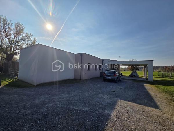 Découvrez cette maison contemporaine de 93 m² construite en 2016, idéale pour ceux recherchant un cadre serein au cœur de la ville. Profitez du confort d'une vie moderne avec deux terrasses spacieuses et une piscine privée, parfaites pour des moments de détente en famille ou entre amis.

Cette demeure élégante s'étend sur 4 pièces lumineuses, incluant un séjour convivial et une cuisine ouverte. Bien pensée, elle offre des finitions de qualité et des espaces optimisés garantissant un confort de vie inégalé.

À l'extérieur, sans vis-à-vis, chaque terrasse invite à savourer des instants ensoleillés. L'environnement calme et les 4 emplacements de parking assurent une tranquillité d'esprit ainsi qu'une accessibilité aisée.

Bien que située en dehors de toute copropriété, cette propriété bénéficie d'un emplacement qui permet un accès facile aux commodités urbaines.

Assimilez dès aujourd'hui le plaisir de résider dans un lieu aussi exceptionnel, proposé par Miguel Ribeiro. Ne manquez pas l'opportunité de faire de cette maison votre foyer !