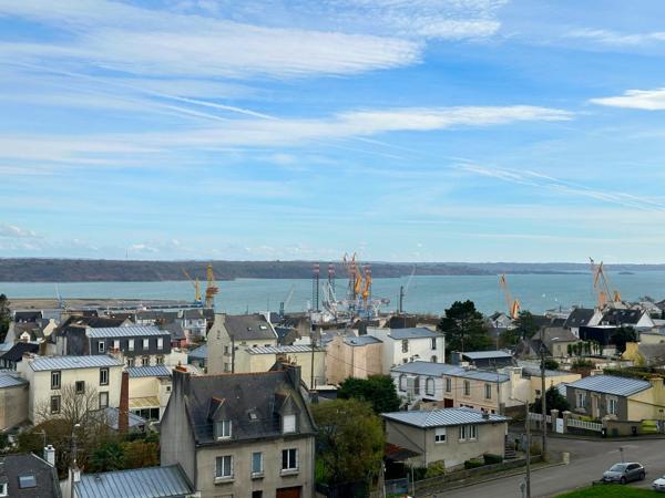 SAINT-MARC : DERNIER ÉTAGE AVEC UNE SUPERBE VUE MER, TRÈS BEL APPARTEMENT T4 RÉNOVÉ AVEC BALCON ET PARKING