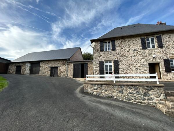 A vendre à Lagraulière - ensemble en pierre - maison - deux granges - puits - four a pain