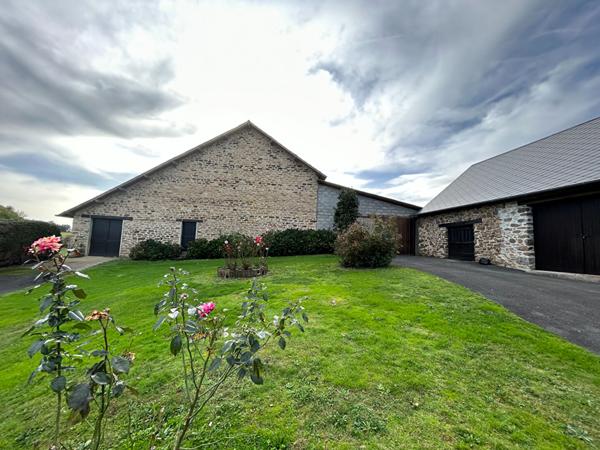 A vendre à Lagraulière - ensemble en pierre - maison - deux granges - puits - four a pain