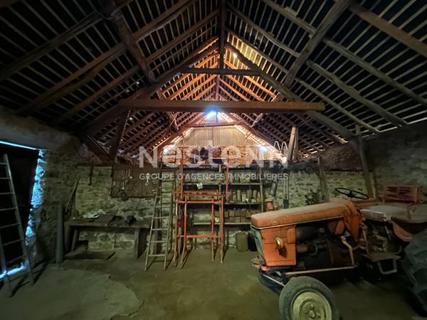 A vendre à Lagraulière - ensemble en pierre - maison - deux granges - puits - four a pain