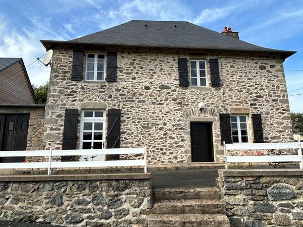 A vendre à Lagraulière - ensemble en pierre - maison - deux granges - puits - four a pain