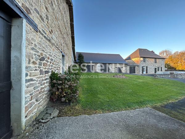 A vendre à Lagraulière - ensemble en pierre - maison - deux granges - puits - four a pain