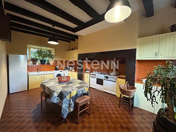 A vendre à Lagraulière - ensemble en pierre - maison - deux granges - puits - four a pain