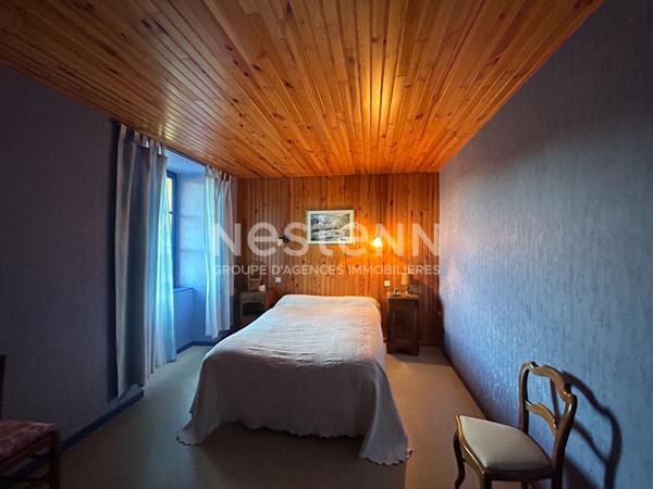 A vendre à Lagraulière - ensemble en pierre - maison - deux granges - puits - four a pain