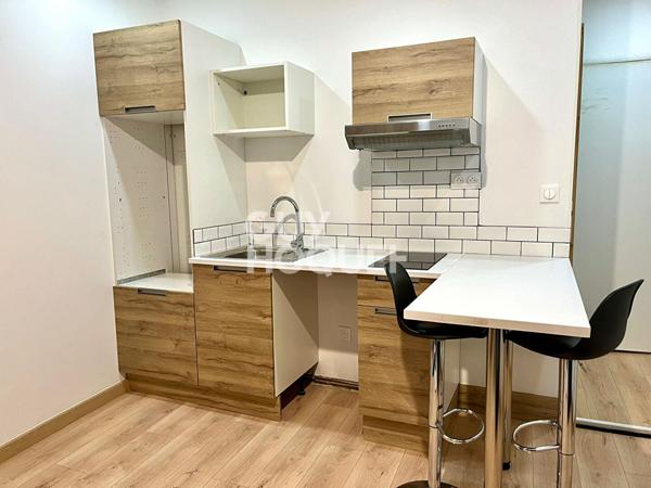 Studio rénové avec Terrasse dans immeuble avec buanderie et local vélo