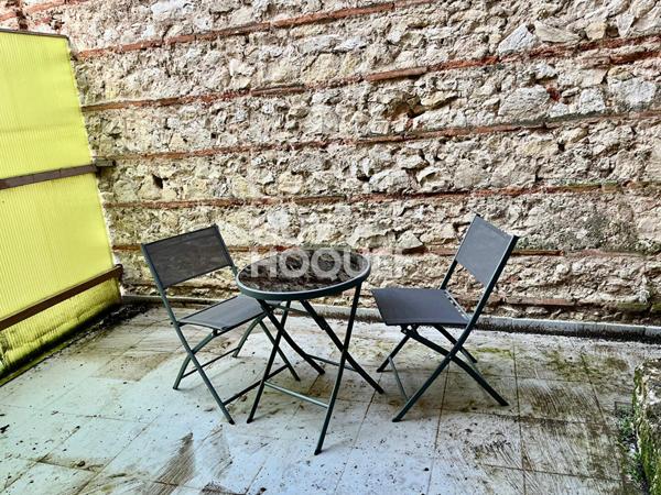 Studio rénové avec Terrasse dans immeuble avec buanderie et local vélo