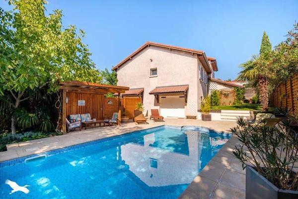 Maison à vendre |  Chassieu |  8 pièces | 185 m²