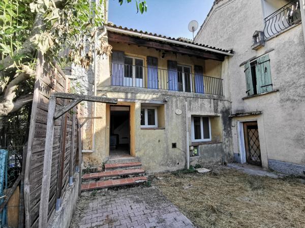 Esparron (83560) Maison de village avec cour et terrasse