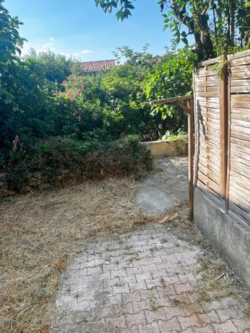 Esparron (83560) Maison de village avec cour et terrasse