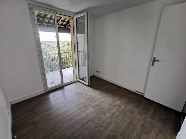 Esparron (83560) Maison de village avec cour et terrasse