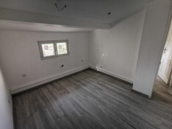 Esparron (83560) Maison de village avec cour et terrasse