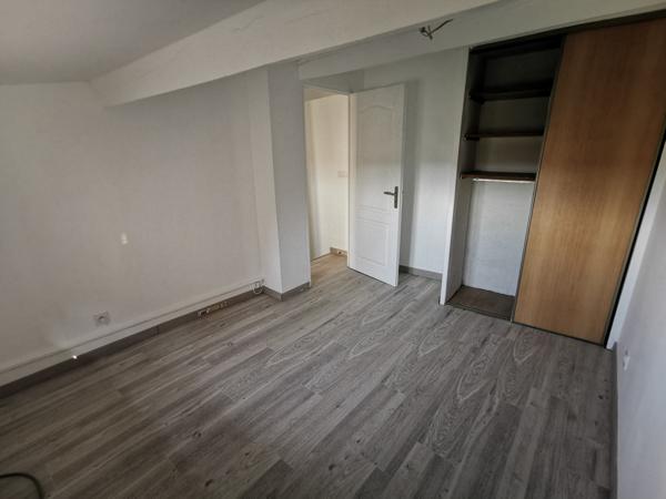 Esparron (83560) Maison de village avec cour et terrasse