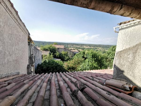 Esparron (83560) Maison de village avec cour et terrasse
