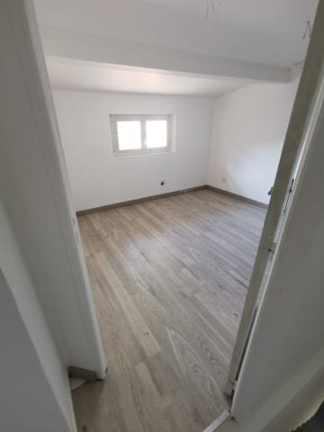 Esparron (83560) Maison de village avec cour et terrasse