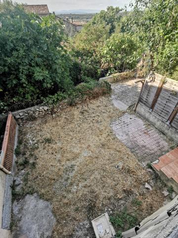 Esparron (83560) Maison de village avec cour et terrasse