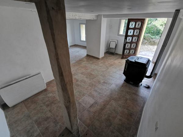 Esparron (83560) Maison de village avec cour et terrasse