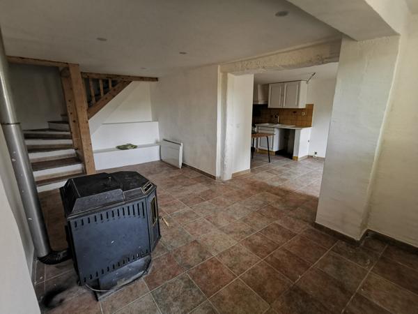 Esparron (83560) Maison de village avec cour et terrasse