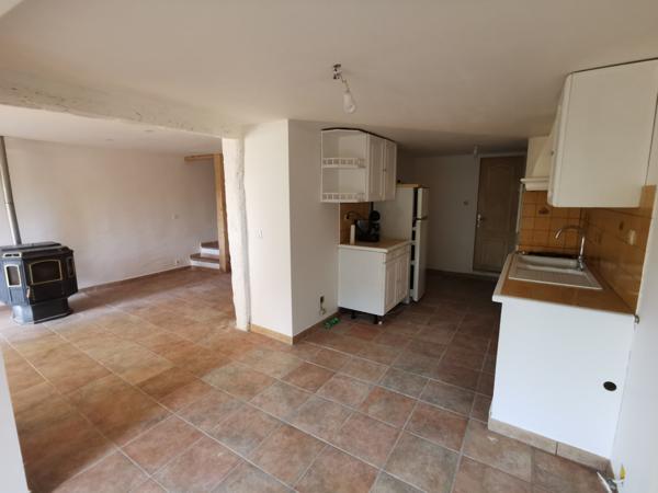 Esparron (83560) Maison de village avec cour et terrasse