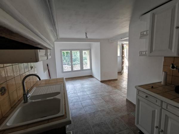 Esparron (83560) Maison de village avec cour et terrasse